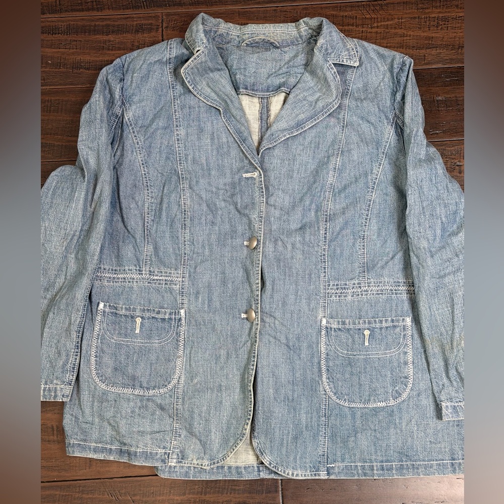 Chic Light Blue Denim Jacket with Pockets
